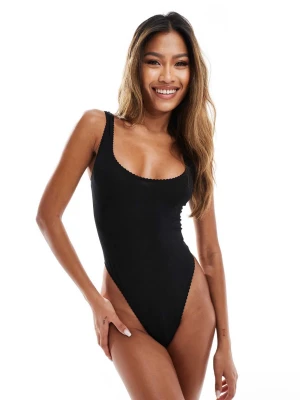 Svart body  - Svart body från ASOS. Den är oanvänd med lapp kvar och i storlek 34. Säljer eftersom jag har två stycken.