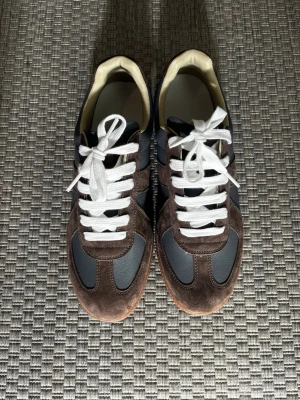 Gats - Säljer ett par stilrena gats perfekt nu inför sommaren. Pris kan diskuteras vid snabb affär då jag vill köpa nya snart. Nypris 1400