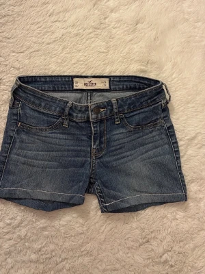 Hollister lågmidjade shorts  - Super söta lowrise hollister  shorts. Skulle säga att de passar XS 