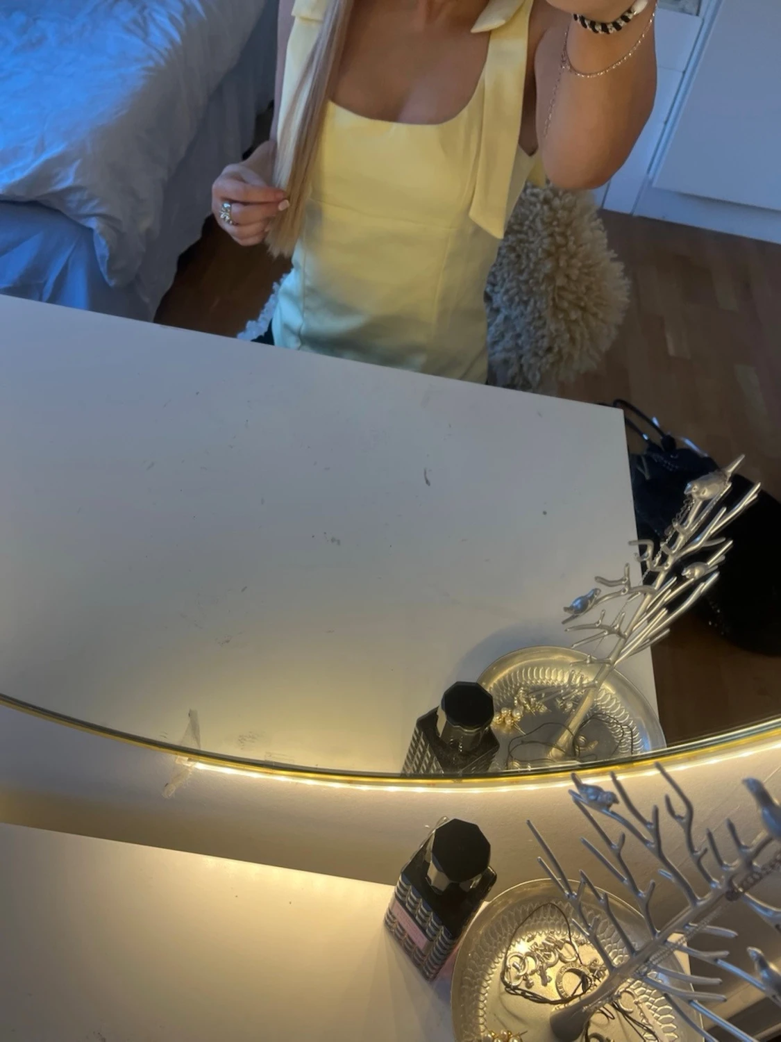 Gul topp med knytband på axlarna - 1