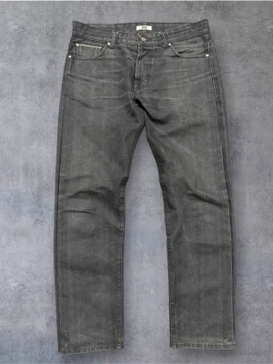 Soso Selvedge Jeans - Sjukt snygga selvedge Jeans i en grå färg som börjar få lite fade. Mått-  Midja: 43,5  Ytterben: 99 Benöppning: 18,5 Pris kan diskuteras 🤩