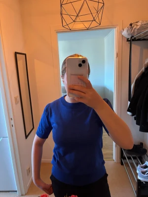 Blå topp - Blå topp med trekvartsärm ifrån Saint Tropez. Använd typ 2-3 gånger så väldigt bra skick! Köpt för typ 400kr.