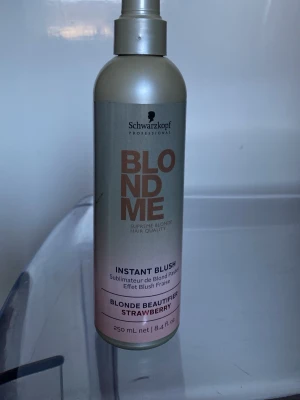 Schwarzkopf BlondMe Instant Blush - BlondMe Instant Blush från Schwarzkopf är en spray för blont hår som ger en strawberry-ton. Mer än hälften kvar