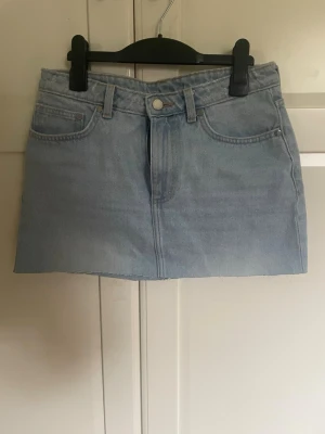 Ljusblå jeanskjol med fem fickor - Säljer en ljusblå jeans kjol. Rak form och passar till många olika toppar. Den är i M men skulle säga att den är mer en S. Pris kan diskuteras🥰
