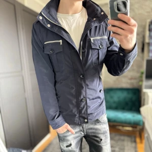 Riley field jacket  - Mycket bra skick, ändå defekten syns på sista bilden! Storlek 48/S Passar dig som är mellan 175-185 ungefär. Modellen är 185 cm, 75kg. Passar bra nu till våren! Skriv för mer information!🤝