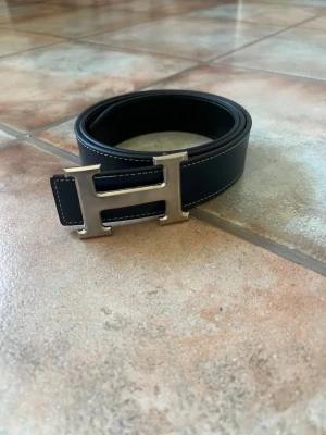 Herme Bälte - Säljer det här bältet, i nytt skick. Marinblå färg. Vid eventuella frågor eller funderingar, skriv! Pris kan diskuteras vid snabb!