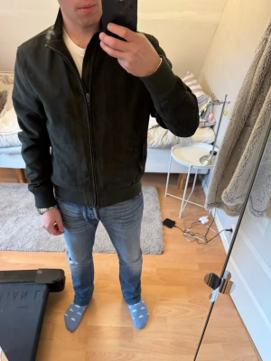 Mocka Jacka Mango man - Tja, säljer min tvär snygga mocka jacka perfekt till våren! Topp skick och inga defekter. På bilden: 171cm väger 70kg. Skriv för frågor & funderingar!