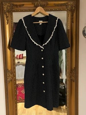 Vintage klänning - Söt marinblå vintage-klänning med vita prickar från Earth Angel🪽Fint skick!