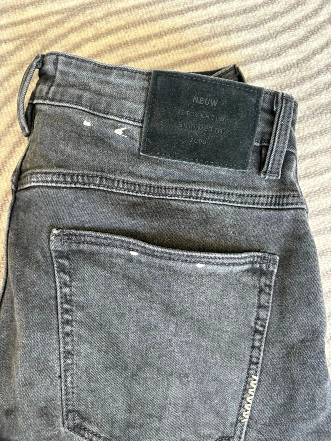Grå jeans från Neuw med knappgylf - 3