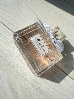 Miss Dior Eau de Parfum 100ml - Miss Dior Eau de Parfum från Dior .  Endast testat en gång.Perfekt för dig som gillar lyxiga och feminina parfymer.
