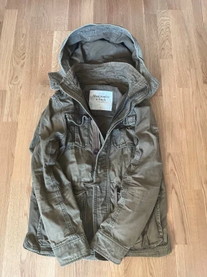 Vintage Abercronbi and fitch jacka - Hej nu säljer jag denna vintage Abercrombie and fitch jackan som inte säljs längre och är rätt så efter traktad. Jackan har snygg detaljer som honeycombing på armarna samt så är den i väldigt fint skick! Skriv gärna om ni har frågor eller vill diskutera priset!