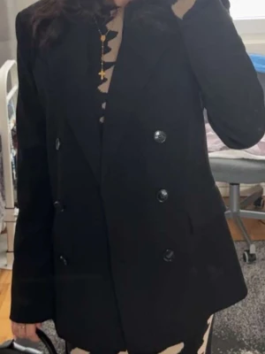 Svart kavaj - Säljer denna fina kavajen från h&m. Kavajen är använd några gånger men är i fint skick. Storlek xs/34. Hör av er vid frågor eller funderingar 💗