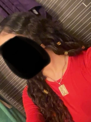 Guldiga hårsmycken  - Säljer ett set med guldiga hårmanschetter, perfekta för att dekorera flätor eller dreads. Manschetterna har ett snyggt, utskuret mönster och ger en trendig touch till din frisyr. Passar både till vardagslooks och mer kreativa stilar. 