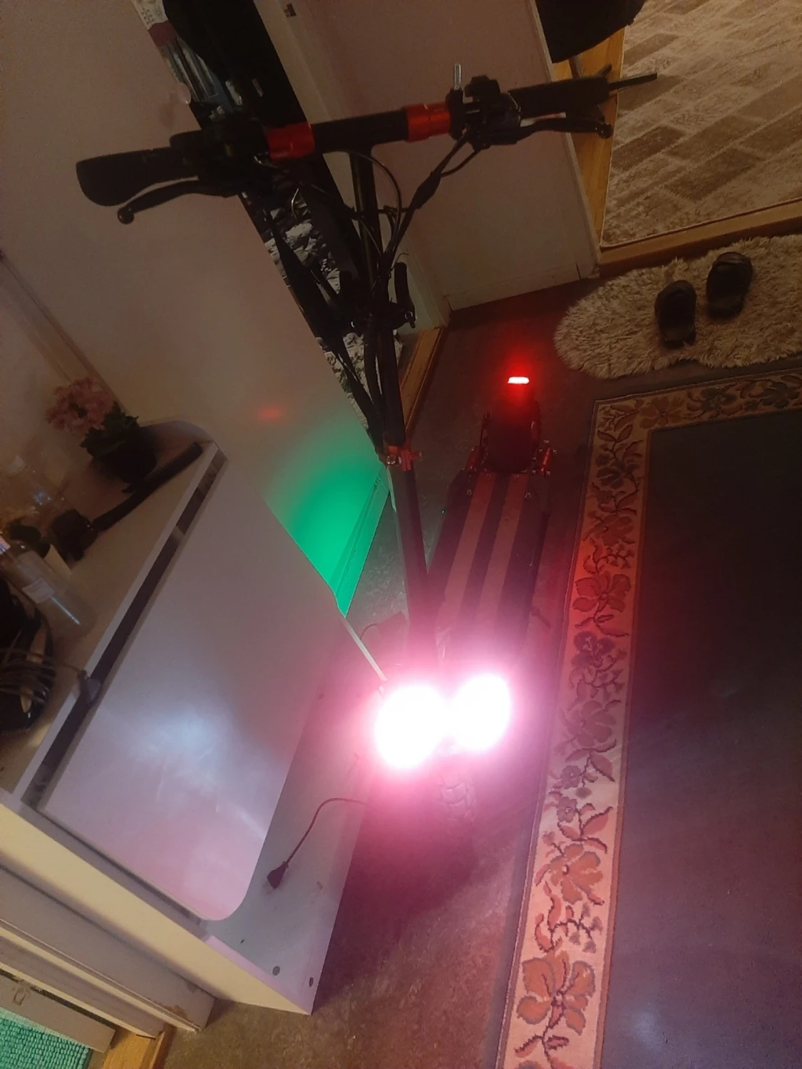 Svart och röd el-scooter med sadel - 5