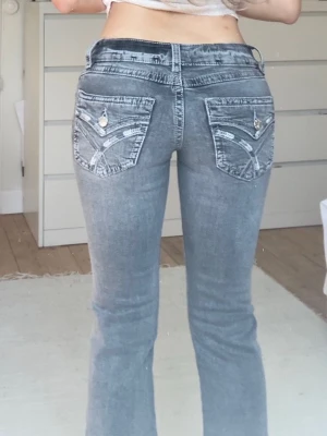 Lågmidjade jeans - Snygga lågmidjade jeans med fina fickor från Gina Tricot. Storlek 152, passar xs/xxs. Midja rakt över: 33cm, Innerbenslängd: 72cm. Säljs inte längre 