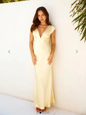 Satin gul klänning - INTRESSEKOLL!  Slutsåld Super fin satin klänning som är perfekt till balen och endast använd fåtal gånger med prislapp kvar 