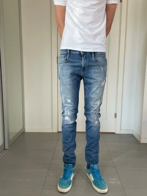 Replay Anbass Jeans - Säljer nu dessa Replay Anbass Jeans med snygga slitningar i populär design, skriv för fler bilder/frågor🙌🏼