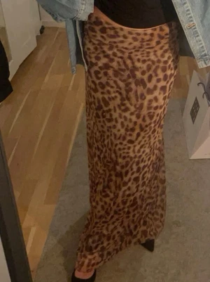 Leopard klänning - Varsamt använd klänning från zara som inte finns att köpa längre! Endast använd 2-3ggr och går jättebra att vika ner som i första bilden för att använda som både kjol och klänning😍⭐️