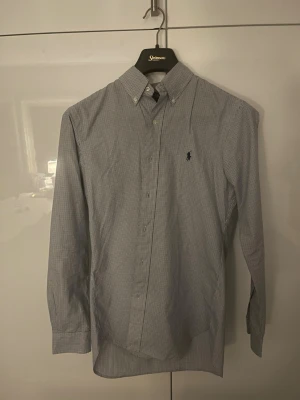 Rutig skjorta från Ralph Lauren - Säljer en lite schystare Polo Ralph Lauren skjorta. Pris ej hugget i sten! Pris Går att diskuteras