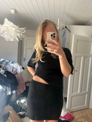 Svart stickad kortkjol  - Säljer en svart stickad kjol från bikbok i bra skick då jag inte har någon användning av den längre🫶🏻köpare står för frakt