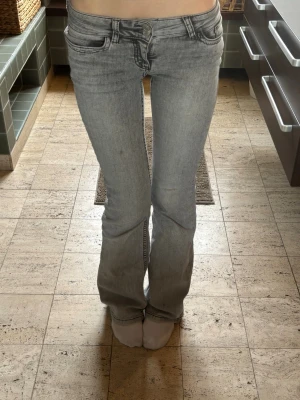Assnygga Nelly jeans - Super snygga low-waisted bootcut jeans som är från Nelly, är jättesköna och passar mig perfekt som är 172 cm. Har en liten fläck på vänstra benet men lägger aldrig märket till det❤️