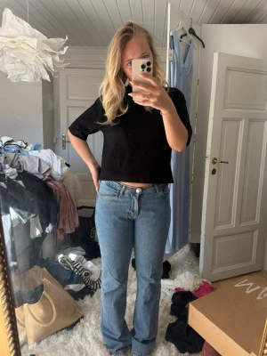 Blå raka jeans med låg midja - Säljer ett par jeans med låg midja och flare från bikbok i bra skick🫶🏻köpare står för frakt!