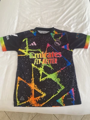 Real Madrid Mbappe Tröja - Ska rensa min garderob lite med fotbolls tröjor, så säljer denna coola real tröja med Mbappe på, som är näst intill helt oanvänd, inga synliga defekter. Riktigt fet tröja nu till sommaren kan också ta med ett par shorts till dessa som dessvärre är lite mindre coola men går att få med om man ber om det. De hör ihop till tröjan men patchen är lite sämre.