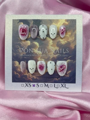 BabyMiffy (S);Short Almond - Handgjorda press-on naglar i storlek S: 15 mm, 11,5 mm, 12 mm, 11 mm, 9 mm. Mix av rosa cateyeglitter, vitt och motiv som 'Baby', hjärta och söta Miffy. Några naglar har cateye och svartprickiga mönster. Trendig och unik design i en kort mandelformad stil.