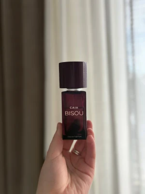 CAIA Bisou Eau de Parfum - Säljer en CAIA Bisou Eau de Parfum. Säljer då den inte längre kommer till användning hos mig 🥰ord pris: 595kr. buda gärna! 