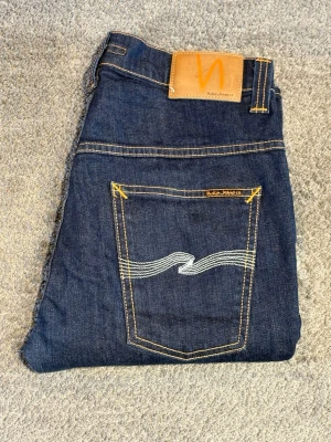 Mörkblå Nudie Jeans - Mörkblåa Nudie Jeans||Skick 9/10||Modell Thin Finn||Storlek W33/L32||Skriv vid minsta intresse||