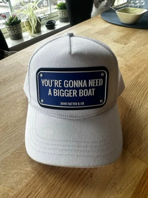 Vit keps från John Hatter  - John hatter keps i fint skick, har en lite smutsfläck på insidan skärmen 