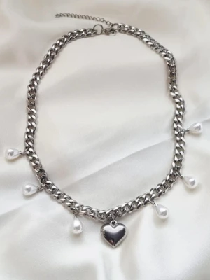 Handgjort halsband med pärlor och hjärta  - Material-rostfritt stål. Kedjetjocklek-7,2mm #62