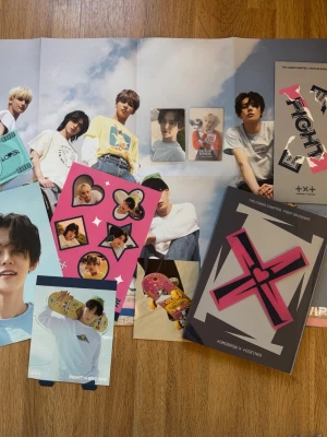 TXT The Chaos Chapter Fight or Escape album - Säljer ett komplett TXT The Chaos Chapter Fight or Escape album med fotobok, posters, photocard och stickers. Albumet har coola grafiska omslag i grått och rosa, och innehåller flera bilder på medlemmarna samt samlarkort och klistermärken. Skriv gärna om ni vill ha fler bilder eller har frågor!!!