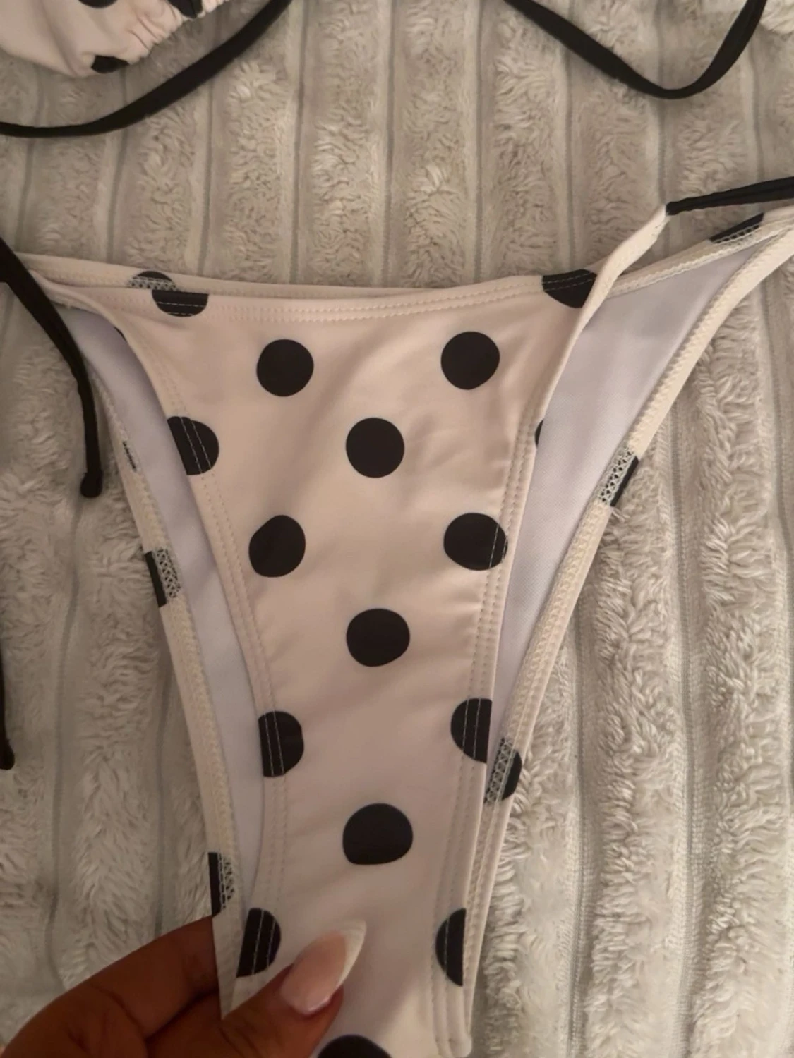Vit bikini med svarta prickar - 2