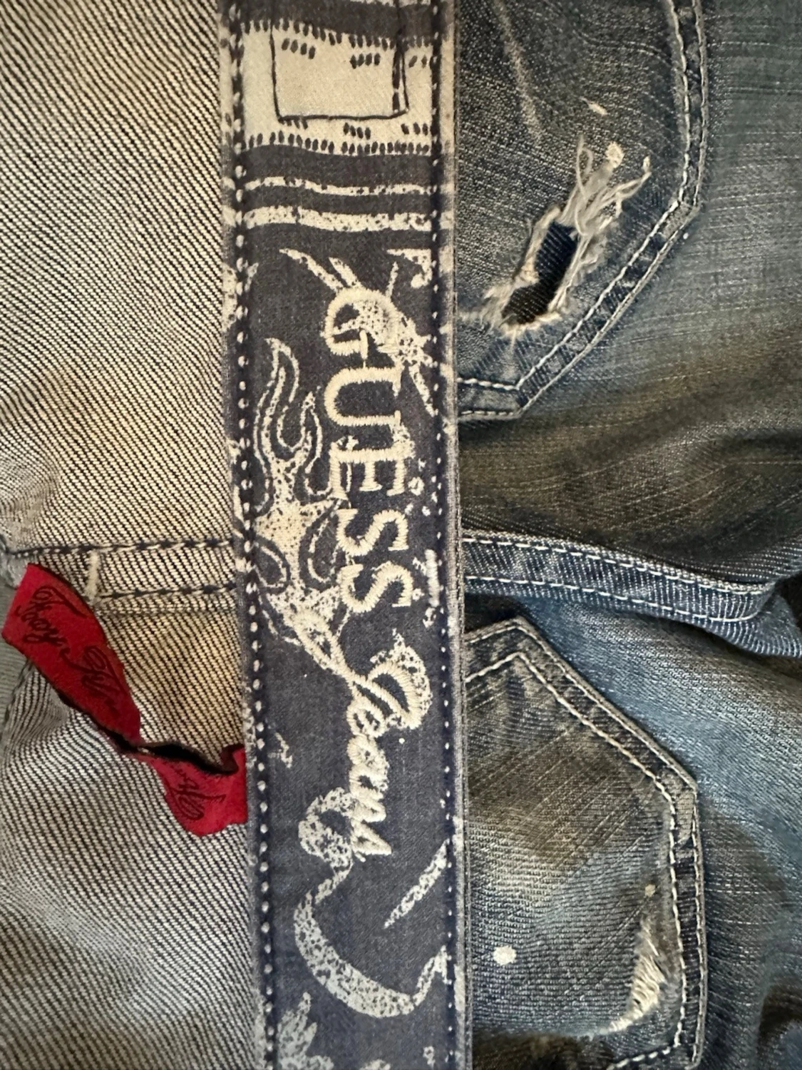 Blå slitna bootcut jeans från Guess. Skicka gärna prisförslag som ni tycker är rättvist så kan vi fixa något 🩷 - 3