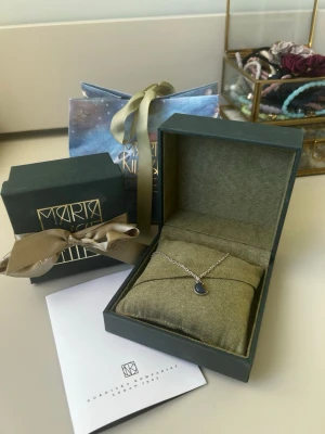 Maria Nilsdotter halsband  - Säljer detta så himla fina halsband från Maria Nilsdotter med en mörkblå sten inuti. Längd 40, nypris runt 2000 kr. Använd endast fåtal gånger så väldigt bra skick!💕