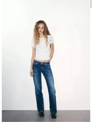 Blå raka jeans från Zara - Säljer dessa helt oanvända trendiga straight low waist heans från Zara. Lappen sitter kvar, vilket syns på sista bilden, nytt skick! Nypris 400. Meddela gärna om du har några frågor🥰
