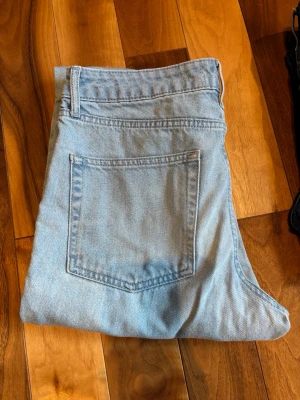 OASIS DESIGN Jeans - Säljer ett par fräscha ljusblå jeans från Oasis Design  Märke: Oasis Design  Storlek: W30 L30  Färg: Ljusblå  Passform: Straight leg/ Baggy  Ett par stilrena ljusblå jeans från Oasis Design.  Den ljusa tvätten ger en fräsch och modern look som är särskilt snygg under vår- och sommarhalvåret. Kombinera dem gärna med en vit t-shirt eller en linneskjorta för en komplett look.  Skick: Bra använt skick – väl omhändertagna utan skador, endast naturligt slitage.  Hör av dig vid intresse!