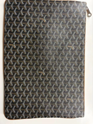 Datorfodral med mönster - En datorfodral med mönster till salu, knappt använd, perfekt skick, passar alla laptop + tillbehör såsom laddare och annat!