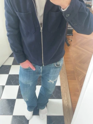 Blå overshirt  - Tja säljer en snygg blå overshirt från these glory days. Tröjan är storlek M men passar snarare S. Modellen är 175 och 72 kg. Skriv vid frågor eller funderingar 