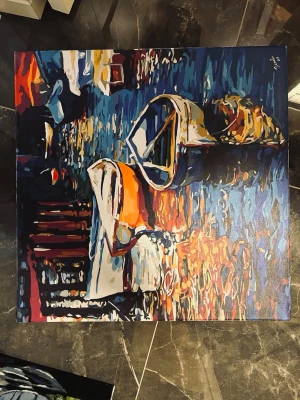 Färgstark tavla med båtar vid kaj - Unik tavla med motiv av små båtar vid en kaj, målade i starka färger som blått, orange, vitt och gult. Abstrakt och livfull stil med reflektioner i vattnet. Perfekt som dekoration för att ge rummet en konstnärlig touch.60x60