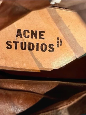 Acne Studios boots - Säljer ett par bruna boots från Acne Studios i mocka. De har en klassisk siluett med dragkedja på sidan. Köpte men var tyvärr för stora så säljer vidare. Har storlek 43 men de passade som 44 om inte 45. Sulan har lite tydlig slitage men skorna som helhet ser bättre ut i person.