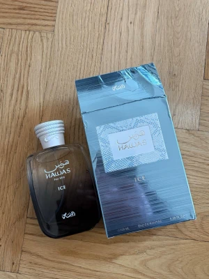 Hawas Ice For Him parfym 100 ml - Fräsch parfym för män, Hawas Ice For Him, 100 ml. Flaskan är sällsynt och helt oanvänd. Hunden käkat lite på förpackningen men den kommer med också, pris kan diskuteras 