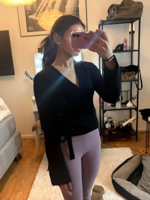 Svart omlottopp med knytband - Tjock tröja med knyt från Gina Tricot i Wool