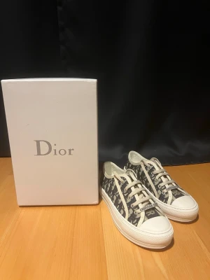 Dior sneakers dam - Dior skor som är använda fåtal gånger, köpta från vinted med verification så kommprivat för att se kvitto och verifiering. 