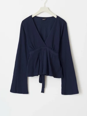 Marinblå topp med knyt - Jättefin topp i väldigt fint skick. Endast använd vid något enstaka tillfälle, så den är i princip som ny.