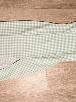 Grön rutig klänning  - En grön och vit rutig klänning från H&M i storlek xs, finns en liten fläck som försvinner i tvätten (kolla sida 3) 🍋