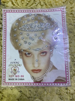 Glitter Sticker hårdekoration - Säljer Suhag Sticker håraccessoar . perfekt för att dekorera håret med glittrande stenar. Setet innehåller både silverfärgade och röda stickers som fästs direkt på håret. Finns fler kvar, 19kr/ark /bild 