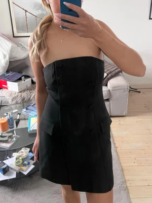 Kostymklänning - Kort figursydd kostymklänning! Låtsas fickor o knappar på framsidan, dragkedja i ryggen!