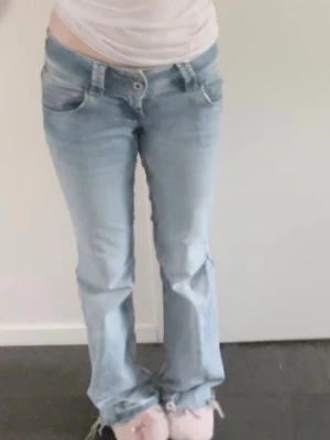 lågmidjade utsvängda ljusa jeans  - Måste tyvärr sälja mina favorit jeans. Så snygga Pepe jeans som är omsydda till utåtavängda. De är använda men har inga större defekter förutom en liten fläck. Fint sydda och inget som ser annorlunda ut. För mer bilder eller frågor är det bara att skriva till mig💞💞